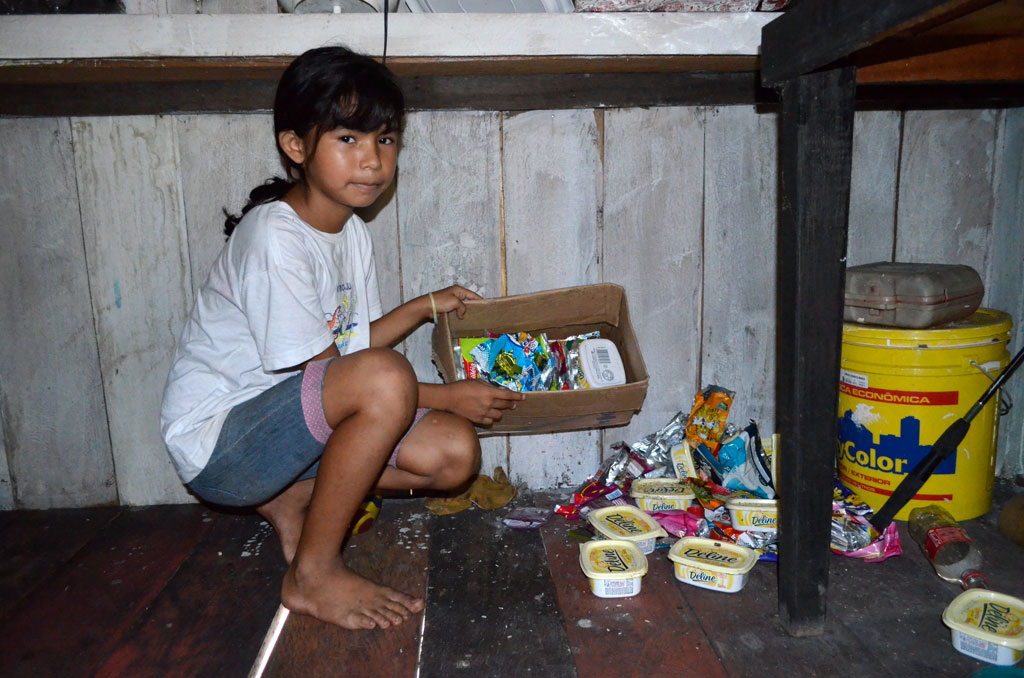 A menina Nilcelane guarda embalagens de salgadinhos e outros produtos industrializados. Dinheiro recebido pelas embalagens será convertido em atividades educativas e sustentáveis na comunidade. Fotos: Vandré Fonseca