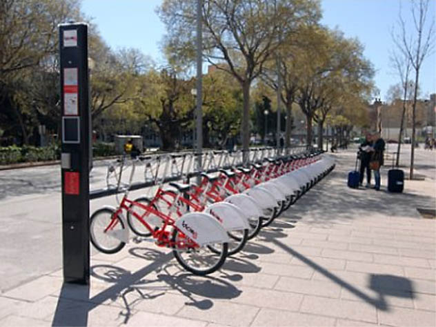 Estação do Bicing, sistema público para uso de bicicletas da metrópole espanhola, já tem cerca de 180 mil inscritos. (Foto: Prefeitura de Barcelona)