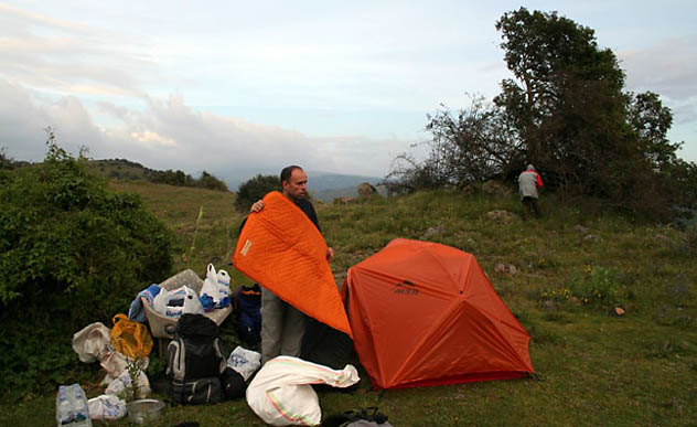 Para um maior contato com a natureza, acampar é a melhor pedida. Nesse caso, o caminhante deve ser auto-suficiente, levando tudo o que precisa. (Foto: Ana Leonor)