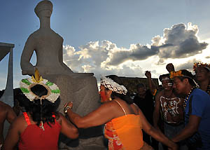 Na Praça dos Três Poderes, em Brasília (DF), indígenas comemoram julgamento do STF. (Foto: José Cruz/ABr)