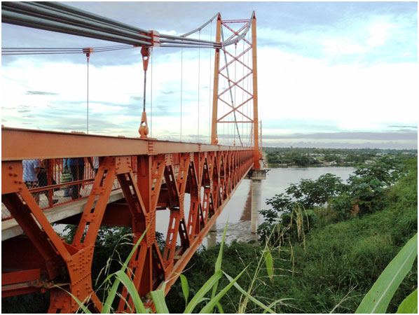 A enorme ponte sobre o rio Madre de Dios serve essencialmente para comunicar dois bairros de Puerto Maldonado.