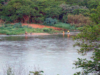 Esgoto de Cuiabá polui o rio e é apontado como uma das causas da diminuição de peixes. (Foto: Juliana Michaela)