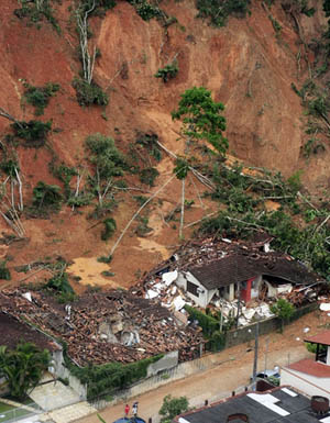 Deslizamentos ameaçam população no Vale do Itajaí. (Foto: James Tavares/Secom/SC)