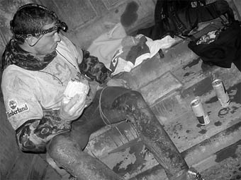 Não há tempo a perder durante as provas, por isso os atletas ingerem alimentos com alto teor calórico e, quando dormem, são por poucas horas. (Foto: Bernardo Rodrigues