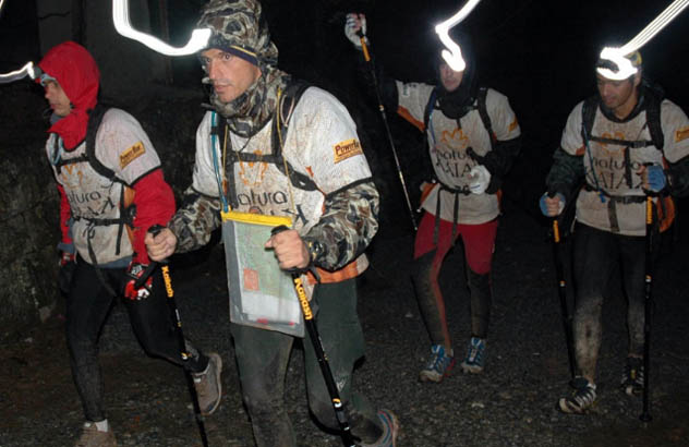 Pinheiro à frente da equipe durante prova de aventura, quando muitas equipes podem varar à noite em busca de melhor colocação. (Foto: Bernardo Rodrigues)