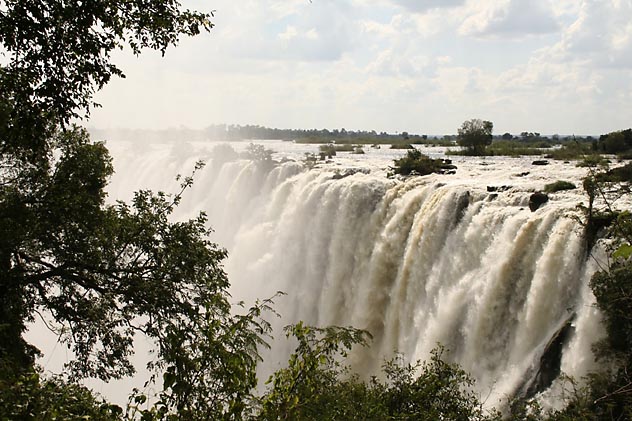 Nomeada por Livingstone, Victoria Falls arrebata os corações dos turistas que visitam a fronteira do Zimbabwe com a Zambia. (Foto: Ana Leonor)