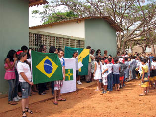 Alunos na apresentação da horta hidropônica