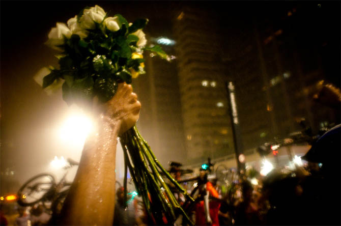 As flores estavam por todas as partes do protesto. (Foto: foradoeixo.org.br)