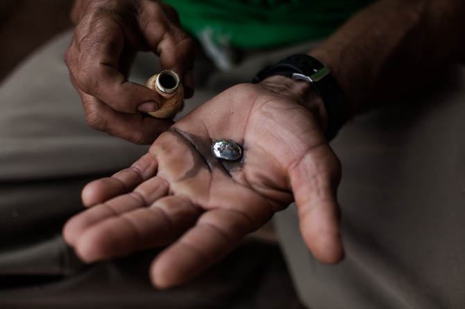 Homem exibe uma bolota de mercúrio. Companheiro e veneno do dia a dia do garimpo. Foto: Victor Moriyama