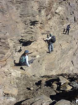 Alguns metros da trilha dependem de uma corrente bem presa às rochas. Clique e confira mais imagens da travessia.