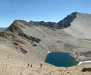 A trilha segue à esquerda da Laguna de La Caldera, com o Mulhacén no topo direito da panorâmica. Foto: Aldem Bourscheit
