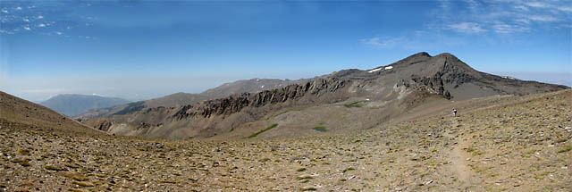 A aridez dos caminhos que levam ao topo da Sierra Nevada. Foto: Aldem Bourscheit