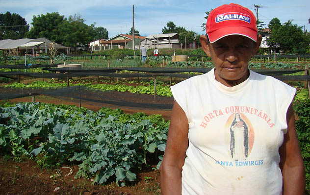 Dona Maria Luiza da Glória, agricultura que há 20 anos tira seu sustento da horta comunitária urbana em Chapada dos Guimarães, MT. (Foto: Andreia Fanzeres)